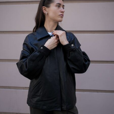 Дамско яке от телешка кожа – Oversize модел в класическо черно